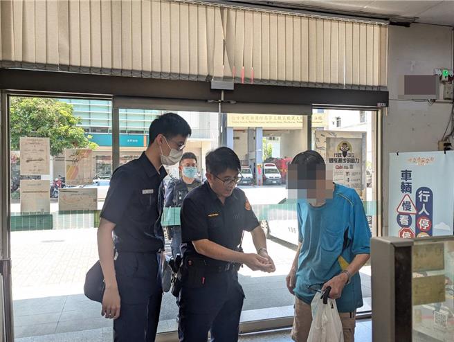 台中太平區80多歲張姓老翁15日到醫院回診，看診結束後卻迷路，只好到太平派出所求助員警。（太平警分局提供／馮惠宜台中傳真）