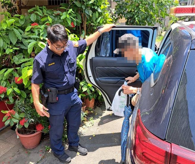 太平警分局太平派出所員警遂透過醫院的「處方簽」得知家屬聯繫方式，並將張姓老翁送返家。（太平警分局提供／馮惠宜台中傳真）