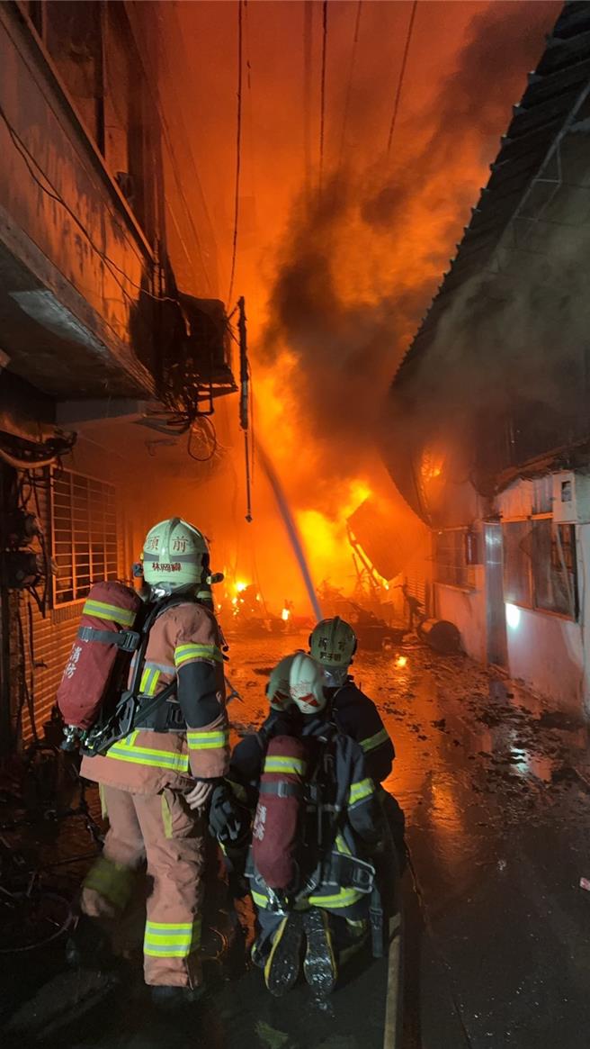 新莊化成路一處住宅用途的建築物發生火警，現場烈焰竄出。（新北市消防局提供）