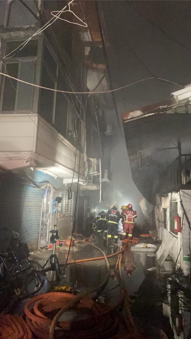 經過約1個小時搶救，火勢已經撲滅，消防人員在現場持續搜索中。（新北市消防局提供）