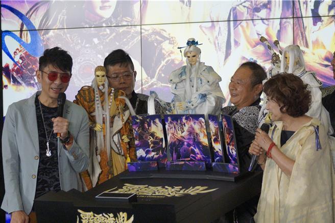 荒山亮看到记者会中重现许多经典场面，让他哽咽直呼太感动，现场也与霹雳三雄素还真、一页书、叶小钗一起清唱了几句自己的第一首霹雳歌曲《英雄无名》。（任义宇摄）