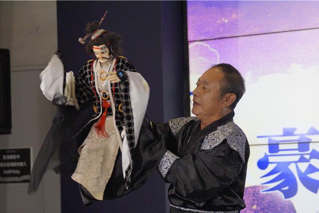 国民天王秦假仙，在操偶师、配音员精湛且默契十足的操作下，出面生动介绍演唱会亮点。