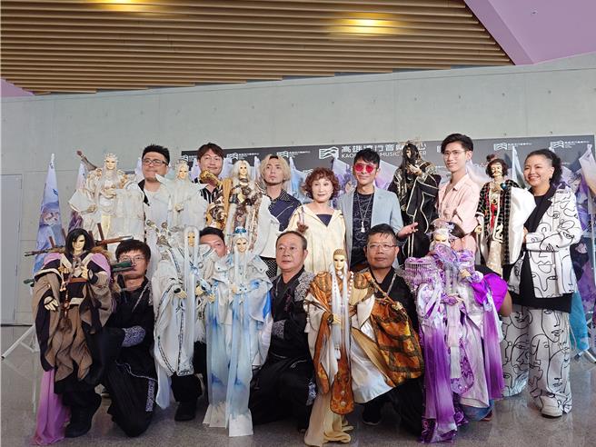 荒山亮看到记者会中重现许多经典场面，让他哽咽直呼太感动，现场也与霹雳三雄素还真、一页书、叶小钗一起清唱了几句自己的第一首霹雳歌曲《英雄无名》。（任义宇摄）