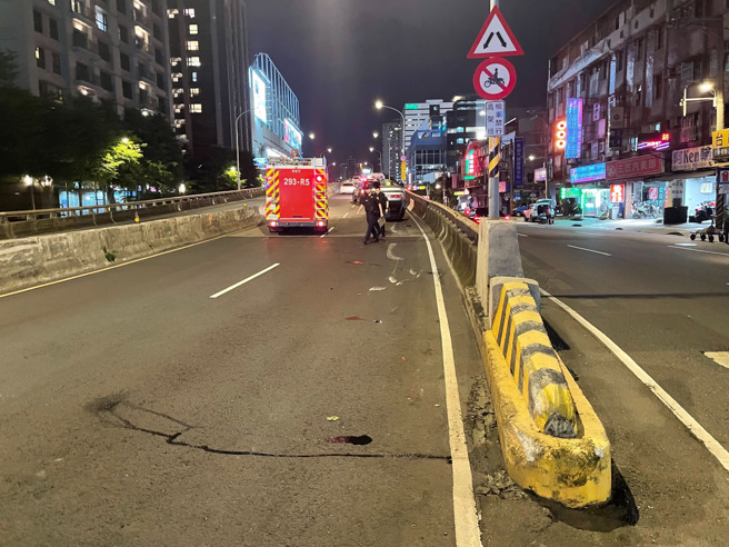 今（16）日晚間19時43分許，新北市新店區中興路二段往三段高架陸橋驚傳翻車事故。（圖／警方提供）