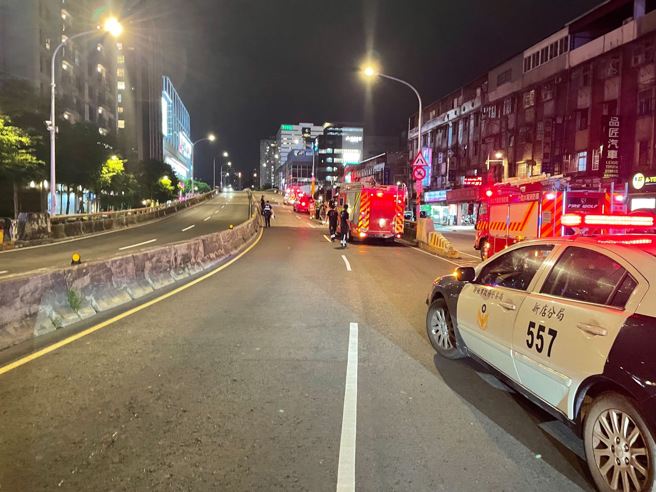 今（16）日晚間19時43分許，新北市新店區中興路二段往三段高架陸橋驚傳翻車事故。（圖／警方提供）
