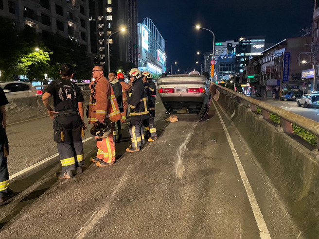 今（16）日晚間19時43分許，新北市新店區中興路二段往三段高架陸橋驚傳翻車事故。（圖／警方提供）