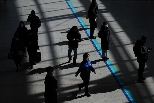 穿梭于韩国首尔一处火车站的旅客。（图／路透社）