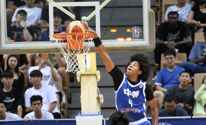 贺博展现爆发力大秀灌篮。（中华篮协提供）