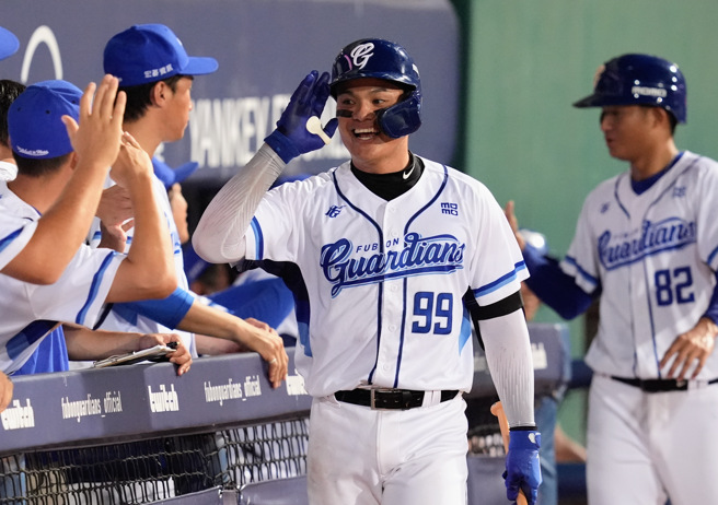 富邦悍将张育成首轰出炉后回到休息室与队友庆祝。（富邦悍将提供）