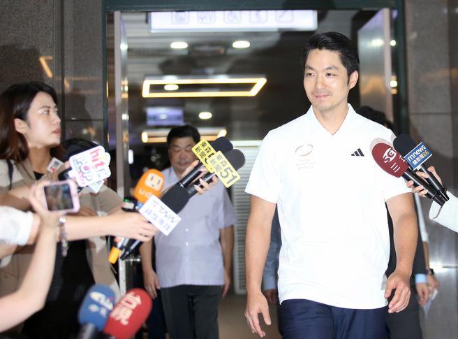 幼儿园狼师案持续延烧，绿营针对台北市长蒋万安(右)究责，锺沛君狠批，这全是在造谣啃受害幼童血馒头。（范扬光摄）