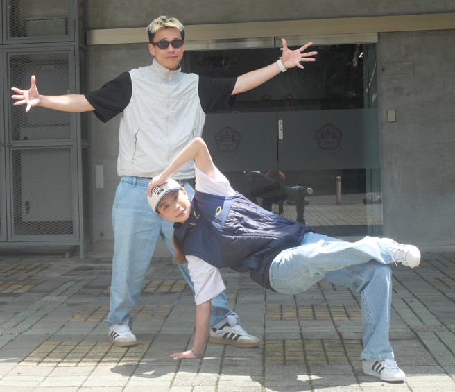 教练凌维志(后)一步步将许馥雅带进霹雳舞巅峰。（台北市体育总会提供）