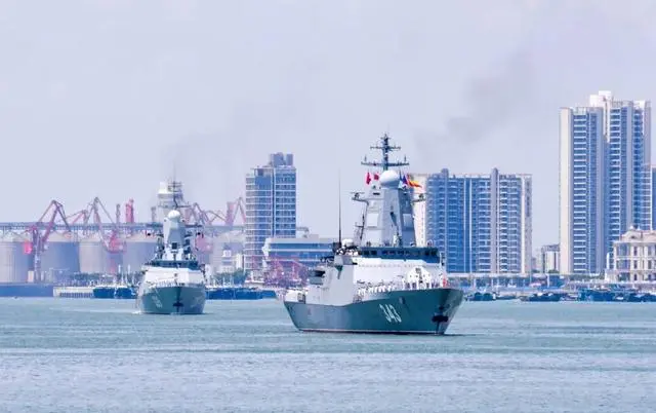 参与中俄「联合海上-2024」军事演习的俄舰凛冽号（前）与响亮号（后）护卫舰驶入广东湛江军港。（图／学习军团）