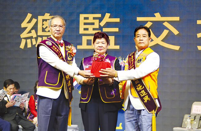 佐岡鋼鐵董事長施進興（右一）榮任國際獅子會300D-1區第四屆總監。圖／陳仁義
