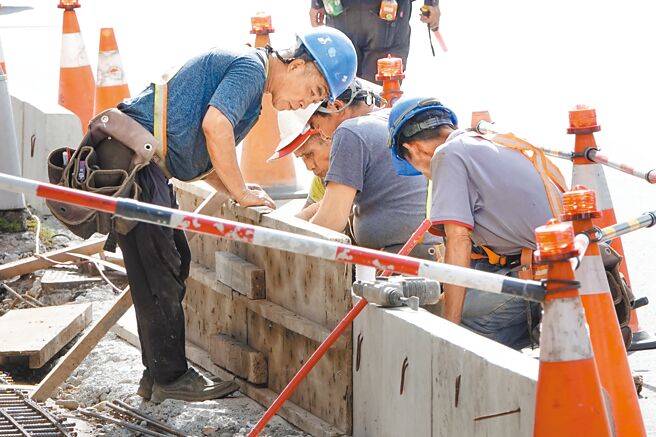 立法院院会15日三读通过《劳基法》第54条条文修正案，明定劳工年满65岁，得由劳雇双方协商延后退休年龄。图为烈日下的中高龄劳工在工地周边辛勤工作。（黄世麒摄）