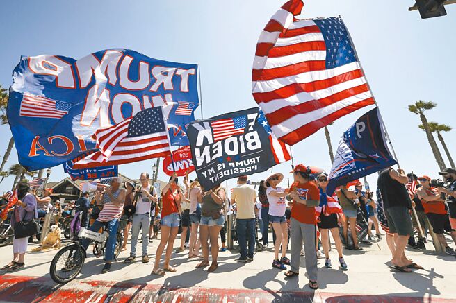 美前总统川普被枪击后，在加州杭廷顿海滩的川粉，挥舞竞选文宣，表达支持。（路透）