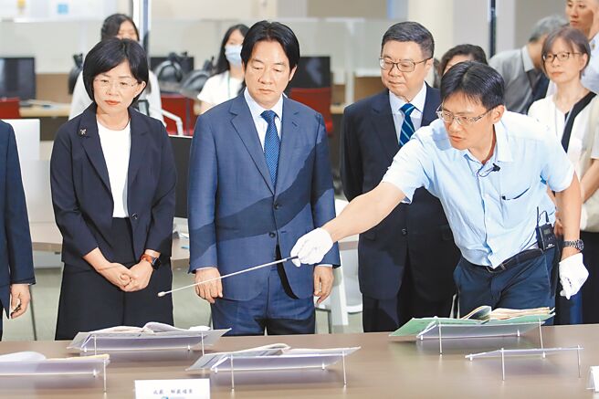 7月15日是「解严纪念日」，赖清德总统（左二）、行政院长卓荣泰（左三）15日赴国发会檔案管理局，视察政治檔案开放应用情形。（黄世麒摄）