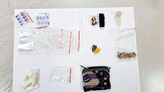 47岁北捷赖姓行车专员辩称捡到旅客的零钱包内有毒品，捷运警察队15日通知到案并採集毛髮、尿液送验。（警方提供／李文正台北传真）