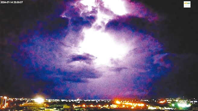台東市娜路彎大酒店即時影像系統，14日晚間拍攝到雷電交加，一道紫光劈空炸裂，連續爆閃，照亮天際。（娜路彎大酒店提供／蕭嘉蕙台東傳真）