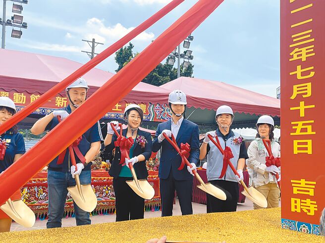 台北市政府規畫6年內闢建9座躍動館，新生館將打造為擁有室內射擊靶場、結合無障礙運動友善的特色運動場館，預計2026年完工啟用。市長蔣萬安（右三）15日出席動土典禮時表示，盼讓北市規律運動人口目標突破40％，也讓運動中心使用率增加25％。（劉彥宜攝）