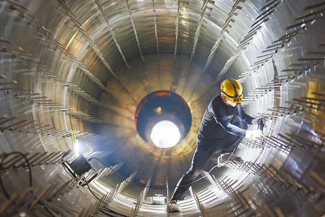 大陸第二季GDP同比增長4.7％，創下過去5季以來最差紀錄。圖為江蘇一家工程裝備工廠。（中新社）