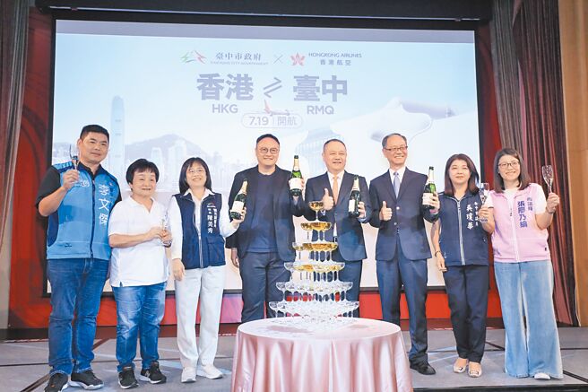 香港航空「香港-台中」将于19日开航，15日举行茶会，台中市副市长郑照新（左四）等人均出席庆祝。（陈淑娥摄）（饮酒过量 有害健康）
