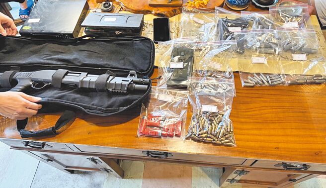 藝品商坐擁重軍火藏身南投200坪住家，刑事局中打與特勤小組攻堅逮人，現場起獲霰彈槍、手槍及各式子彈200發。（刑事局中部打擊犯罪中心提供／李易昌台中傳真）