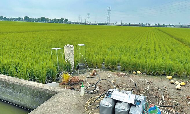 云林县政府为减少农业温室气体排放，推动「益生菌环境友善田」，县计画处15日表示，经半年实验，友善田温室气体明显减量，未来将寻求企业认养，鼓励更多农民投入。（云林县政府计画处提供／张朝欣云林传真）