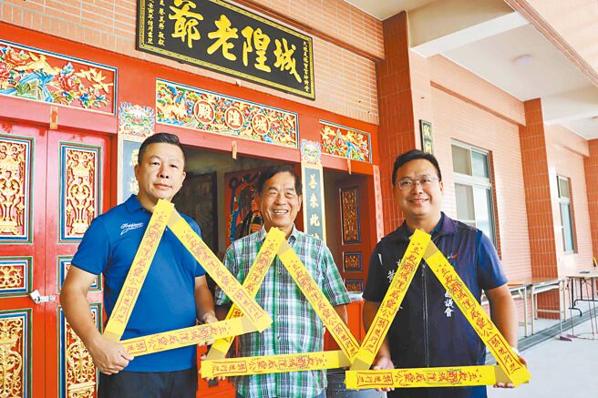 嘉義縣大林鎮鹿堀溝長年有水鬼抓交替傳說，緊鄰鹿堀溝的天德寶宮妙修堂城隍爺指示要辦「夯枷夜巡」，妙修堂主委邱兆宗（中）、縣議員黃啟豪（右）、擔任主鸞一職的樊光華（左）歡迎民眾參與大林地區首場夯枷夜巡儀式。（呂妍庭攝）