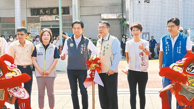 台南市政府15日在東山區東原國小舉辦黑曜金咖啡公路優化竣工典禮，台南市長黃偉哲（右三）、立委賴惠員（左二）、陳亭妃（右二）、林俊憲（左三）皆出席。（張毓翎攝）