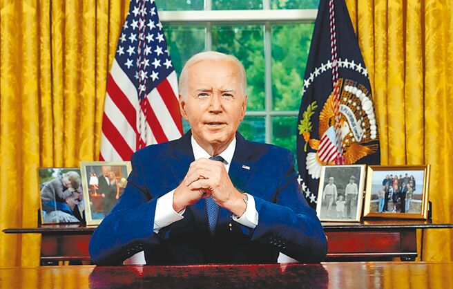 拜登在川普遇刺後的次日，從白宮橢圓形辦公室發表全國演說，他表示美國政治「必須降溫」，「我們是美國人，我們必須團結」。（圖／美聯社）