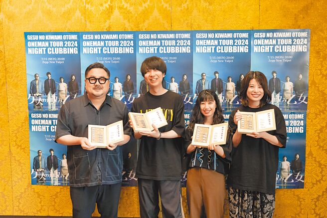 休日課長（左起）、川谷繪音、小瑪莉、小穗企鵝卡15日喜收唱片公司送的鉛字版。（華納國際音樂提供）