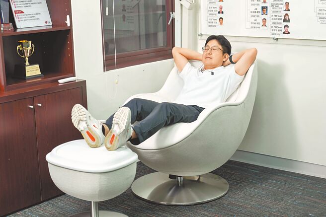 办公室一角的按摩椅是郑渊宽整理思绪的地方。（石智中摄）