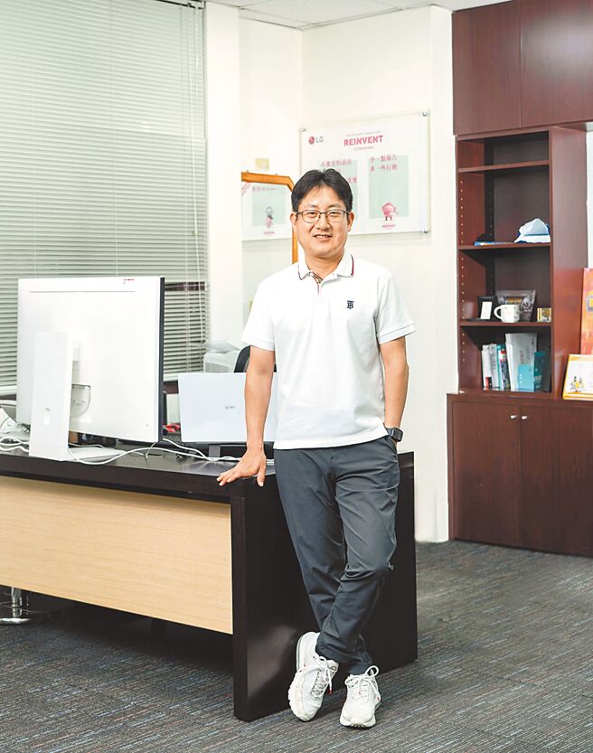 郑渊宽座位背后上方是LG的创新口号：「不要害怕说出你的意见，你的想法很重要」、「少一点报告，多一点行动」。（石智中摄）