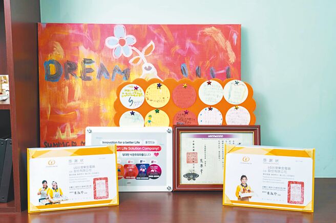 郑渊宽办公室后方摆放公益和环保团体等单位赠送的感谢状。（石智中摄）