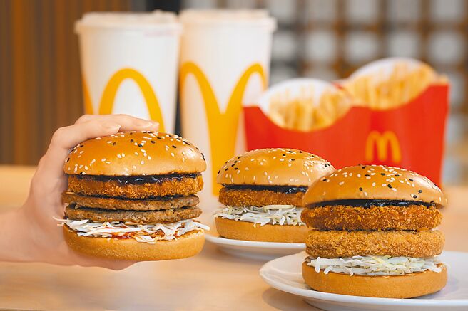 麦当劳「海派鱿鱼季」回归，陆续开卖「韩味双牛鱿鱼堡」、「韩味鱿鱼堡」及「日式猪排鱿鱼堡」。（麦当劳提供）