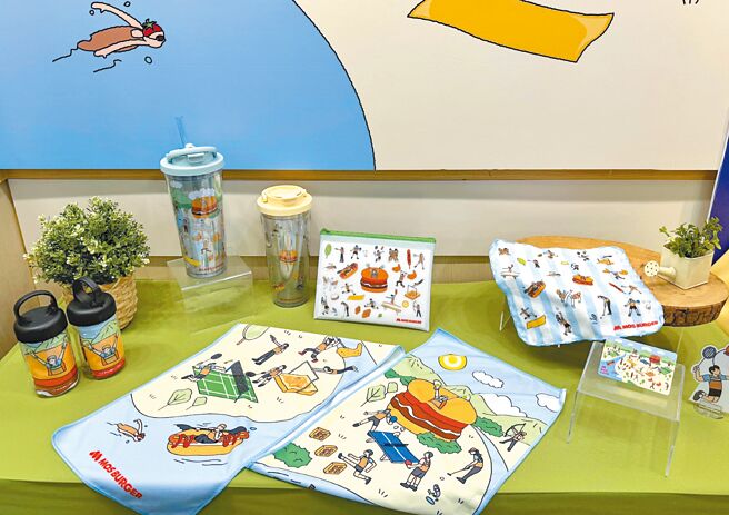 摩斯汉堡推夏日凉感周边小物，包括凉感巾、收纳袋等。（摩斯汉堡提供）