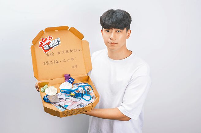 必胜客预告将推赛事主题比萨套餐，同时邀请国手家人一同替选手打气；图为「台湾蝶王」王冠闳的哥哥李冠成，以「必胜回忆盒」献上祝福。（必胜客提供）