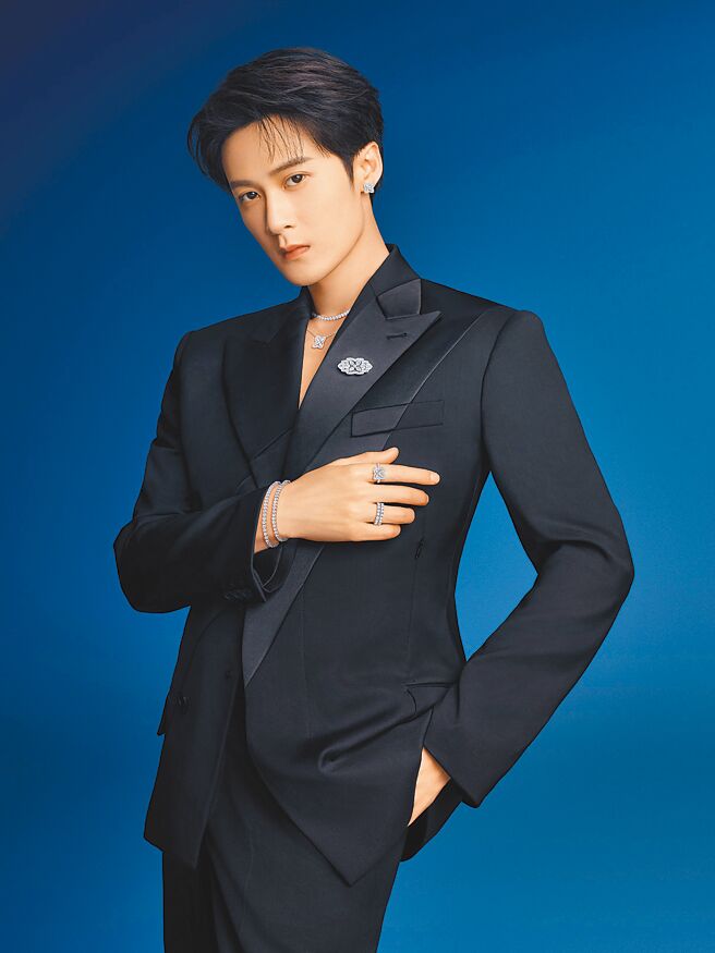 近日以陆剧《长相思》走红的檀健次代言De Beers珠宝，帅气又深情。（De Beers提供）