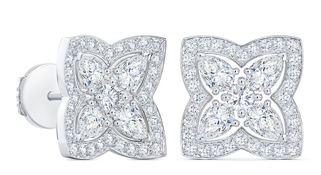 De Beers Enchanted Lotus白金钻石耳钉，32万7000元。（De Beers提供）