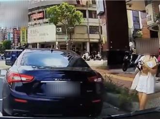 瑪莎拉蒂女路口臨停 後車不爽狂叭！警方搖頭恐雙雙挨罰