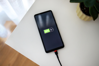 手機充電1習慣加速電池老化 家電大廠曝正確做法