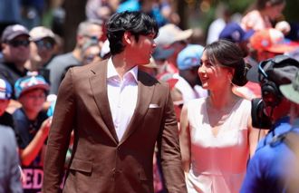 圖輯》大谷夫妻走紅毯超搶眼！真美子純白裝束不輸好萊塢女星