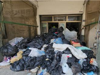 彰化住宅區驚見「垃圾山」2住戶囤物癖堆積10年 清潔隊不忍了