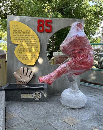 獨》棒球教練徐生明「蝴蝶球」起手式銅雕將落成 勉勵美濃在地學子