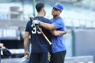 中職》與艾士特賽前長談4分鐘、2度握手擁抱 張育成透露談話內容