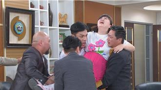 宫美乐「母凭子贵」 被4男扛起　离开地球表面羞到脸炸红