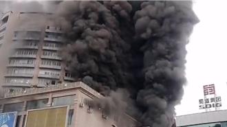 四川自貢九鼎百貨大樓大火 濃煙竄天已釀6死