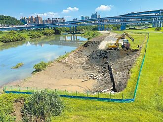 新店溪河岸取土 雨後驚現沼澤地