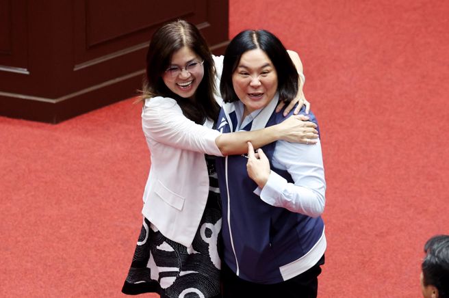 新住民基本法草案通過時，民眾黨立委麥玉珍、國民黨立委陳玉珍相互擁抱。（杜宜諳攝）