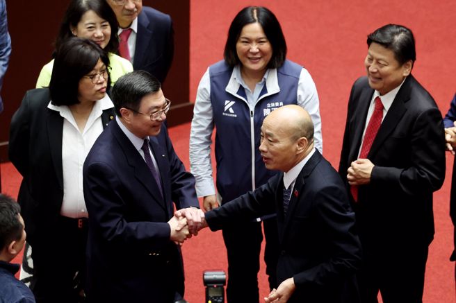 立法院第11屆第一會期16日結束，行政院長卓榮泰前來致意，立法院長韓國瑜上前握手。（杜宜諳攝）